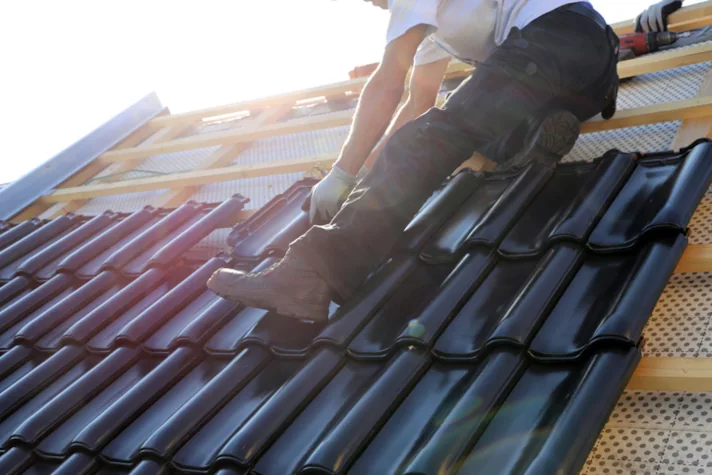 Dakwerken Beveren met ladderlift voor dakrenovatie